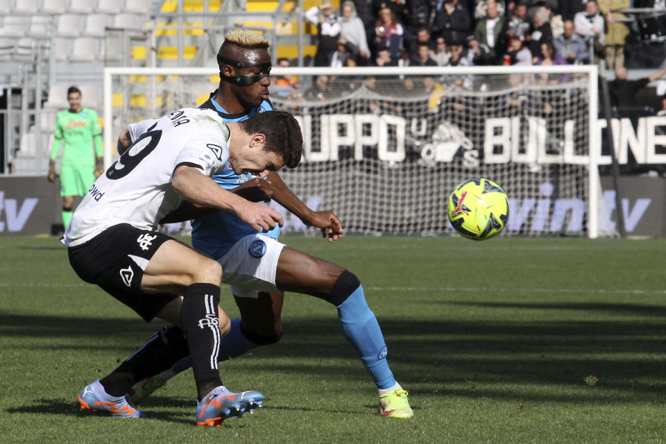 La Spezia's Caldara, left, fights for the ball with Napoli's Osimhen during the Serie A soccer match between Spezia Calcio and SSC Napoli at the Alberto Picco stadium in La Spezia, Italy, Sunday Feb. 5, 2023. (Tano Pecoraro/LaPresse via AP)