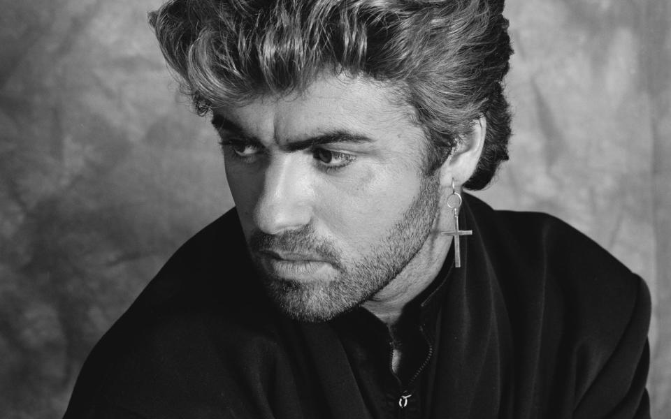 George Michael wurde groß mit schmissigem Wham!-Pop, feierte aber auch jenseits der 80-er immer wieder große Charterfolge. Wer weiß, was dieser ohnehin hochdekorierte Künstler bei einem gesünderen Lebenswandel noch alles hätte erreichen können. Immer wieder machte er mit Suchtproblemen von sich reden. Am 25. Dezember 2016 starb George Michael im Alter von 53 Jahren an Herzversagen. (Bild: Michael Putland/Getty Images)