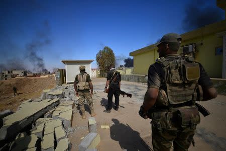 Shi'ite Popular Mobilization Forces (PMF) members and Iraqi army gather during clashes with Islamic State militants at Al Jazeera neighbourhood of Tal Afar, Iraq, August 23, 2017. REUTERS/Stringer