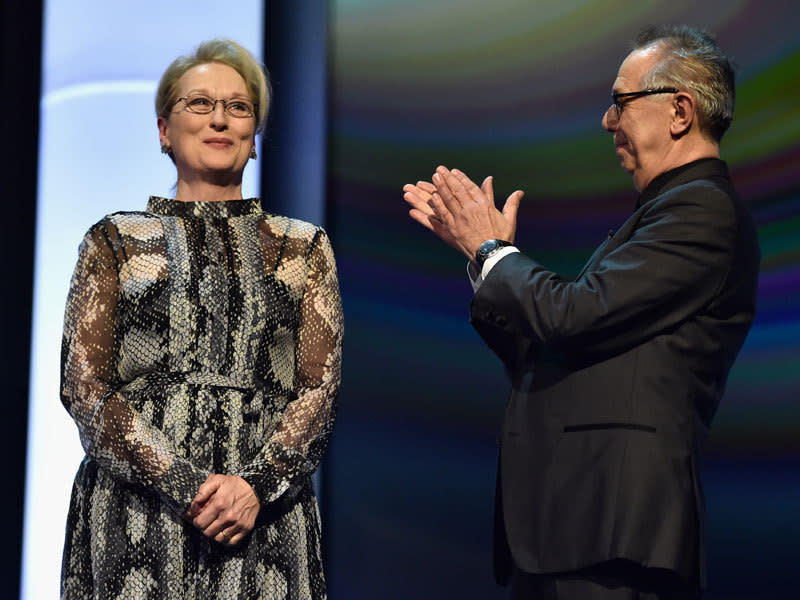 <p>… erlebte Jury-Präsidentin Meryl Streep, die gleich zwei Mal mit Standing Ovations bedacht wurde. Von so viel Zuneigung war der Hollywood-Star ganz angetan. (Bild: Getty Images)</p>