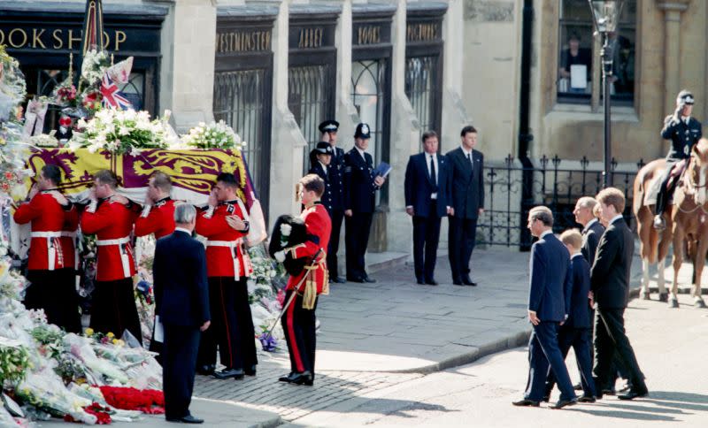 Der Herzog von Edinburgh, Prinz William, Earl Spencer, Prinz Harry und Charles, Prinz von Wales, im Trauerzug bei der Beerdigung von Diana, der Prinzessin von Wales, im September 1997. (Julian Parker/UK Press)