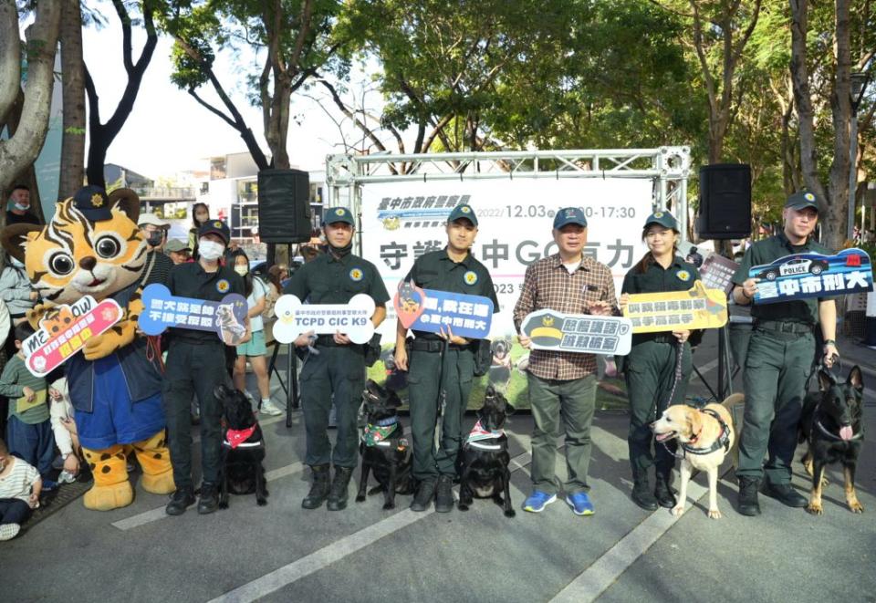 台中市警察局刑事警察大隊今年首度推出「警犬桌曆」義賣，警察局長蔡蒼柏（右三）也到場一同合影。（記者陳金龍攝）