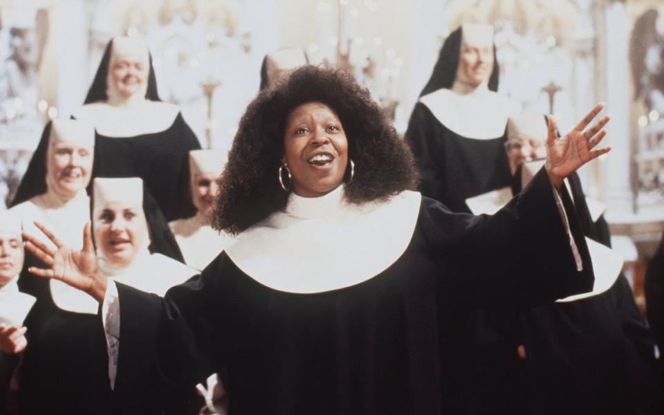 Die Nachtclubsängerin Deloris (Whoopi Goldberg) muss sich vor Killern in Sicherheit bringen und wählt als Versteck ein Kloster. Als ihr die Leitung des Kirchenchors übertragen wird, geht ein ordentlicher Ruck durch die angestaubten Kirchenhallen. "Sister Act" spielte 231,6 Millionen US-Dollar ein und war einer der weltweit erfolgreichsten Filme des Jahres. (Bild: Touchstone Pictures)