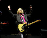 <p>On Oct. 2, the iconic rocker and Heartbreakers frontman died, after being <a rel="nofollow" href="https://www.yahoo.com/music/tom-petty-dies-rock-legend-040855489.html" data-ylk="slk:found unconscious;elm:context_link;itc:0;sec:content-canvas;outcm:mb_qualified_link;_E:mb_qualified_link;ct:story;" class="link  yahoo-link">found unconscious</a> and in cardiac arrest at his home in Malibu, Calif. It was a loss that left the music world reeling. The Rock and Roll Hall of Famer, whose many hits include “I Won’t Back Down,” “Free Fallin’,” and “Learning to Fly,” was 66. “It’s shocking, crushing news,” Bob Dylan, Petty’s bandmate in the Traveling Wilburys, said in a statement to <a rel="nofollow noopener" href="https://www.rollingstone.com/music/news/tom-petty-rock-iconoclast-who-led-the-heartbreakers-dead-at-66-w506651" target="_blank" data-ylk="slk:Rolling Stone;elm:context_link;itc:0;sec:content-canvas" class="link "><i>Rolling Stone</i></a>. “I thought the world of Tom. He was a great performer, full of the light, a friend, and I’ll never forget him.” (Photo: Getty Images) </p>