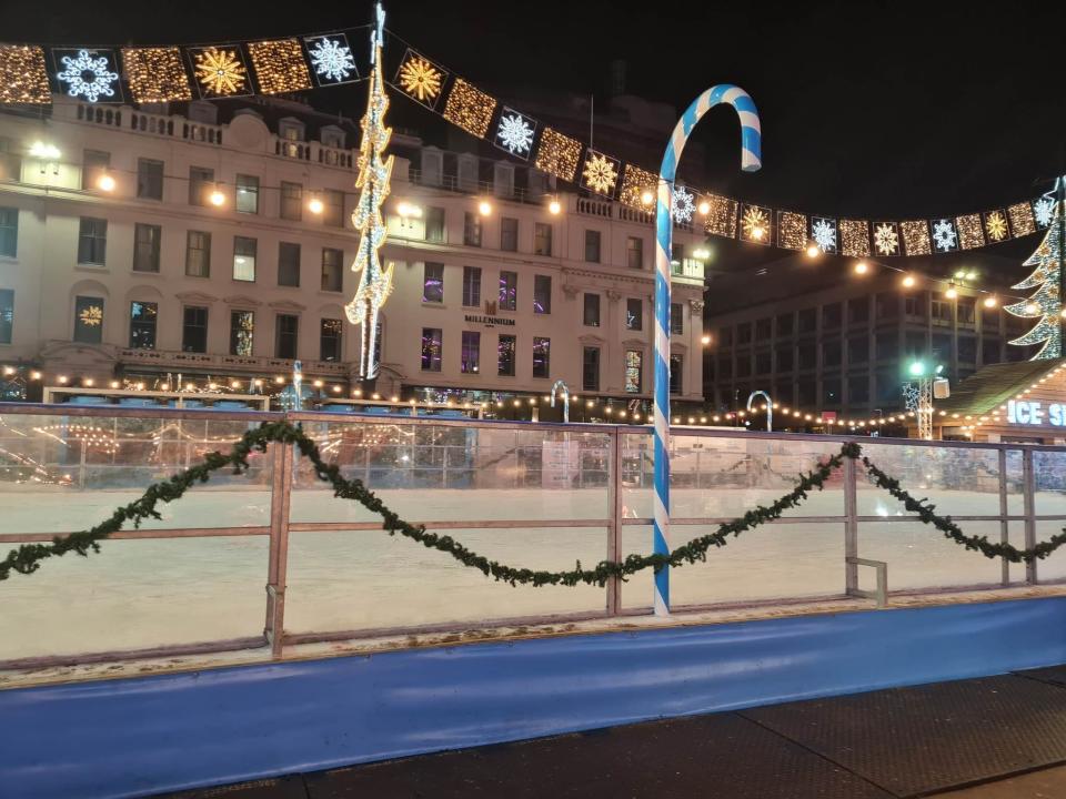 george square ice skating glasgow