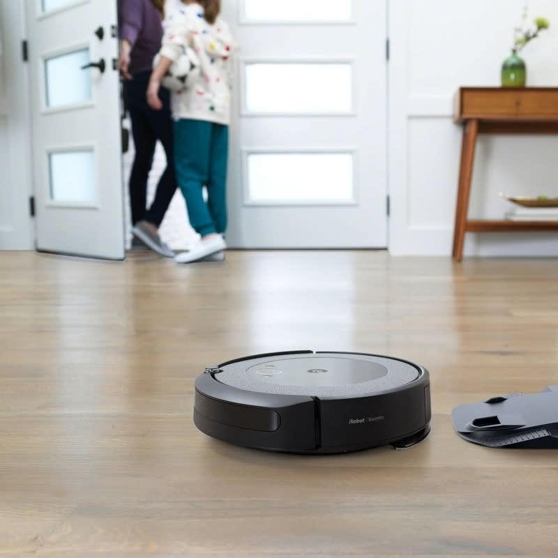 A robot vacuum cleas