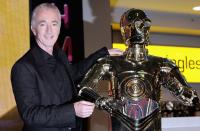 Anthony Daniels ist der einzige Darsteller, der bislang in allen "Star Wars"-Filmen auftrat - und doch nie zu sehen war. Seine Rolle? Der Brite steckt in der Hülle des Droiden C-3PO - und muss die meisten seiner Dialoge nachträglich synchronisieren, weil sie in den Originalaufnahmen kaum zu verstehen sind. In "Solo" war er ebenfalls mit von der Partie - in einem Wookie-Kostüm! (Bild: Gareth Cattermole/Getty Images)