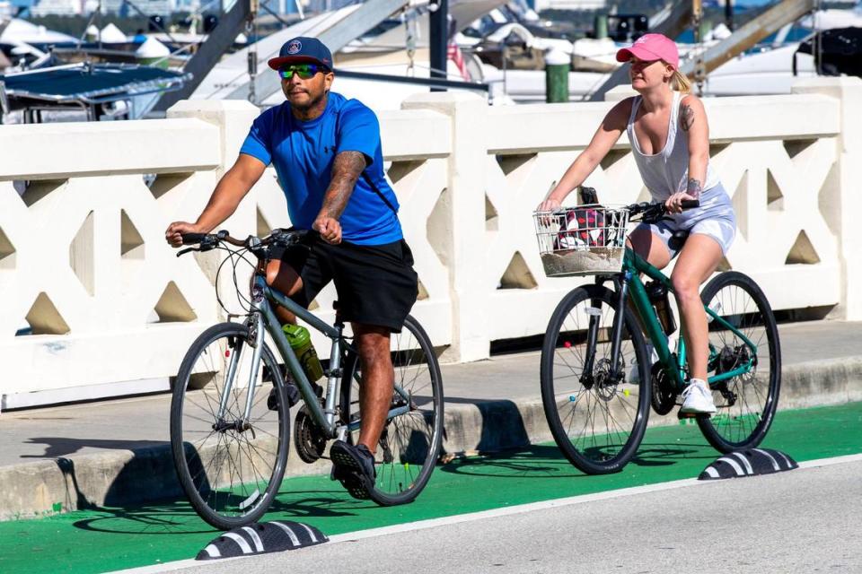 Los ciclistas circulan por el carril para bicicletas en el Viaducto  Venetian con los armadillos recién instalados para protegerlos del tráfico motorizado.. Daniel A. Varela DVARELA@MIAMIHERALD.COM