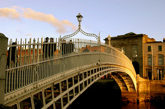 Ha'penny Bridge, Dublin (Photo: MangakaMaiden Photography / flickr)