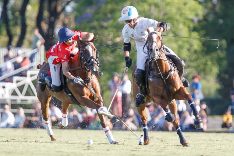 Poroto Cambiaso deja atrás en la corrida a Rufino Bensadón, que se estira para engancharle el taco; así como el hijo de Adolfito superó a la revelación, La Dolfina-Brava se impuso holgadamente a Chapaleufú en el Campeonato Argentino Abierto de polo en Pilar.