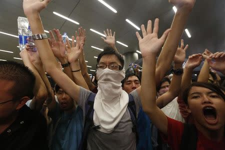 Protesters chant slogans in front of the police during a confrontation after a rally for the October 1 "Occupy Central" civil disobedience movement in Hong Kong September 27, 2014. REUTERS/Bobby Yip