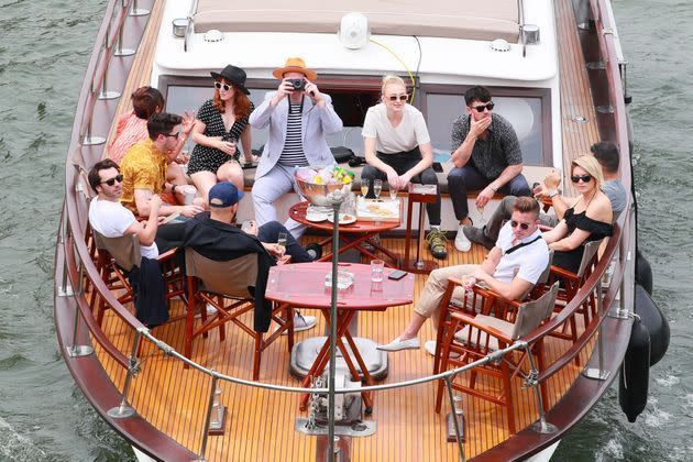 <p>Sophie Turner, Joe Jonas, Priyanka Chopra et Nick Jonas sur un bateau sur la Seine le 24 juin 2019.</p>