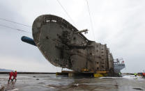 Eine lebenslange Haftstrafe musste der Kapitän des südkoreanischen Fährschiffs Sewol antreten, nachdem das Boot im April 2014 nach einer plötzlichen Kursänderung kenterte und mehr als 300 der 500 Passagiere starben. Der Kapitän verließ das Schiff, obwohl noch Menschen an Bord waren.