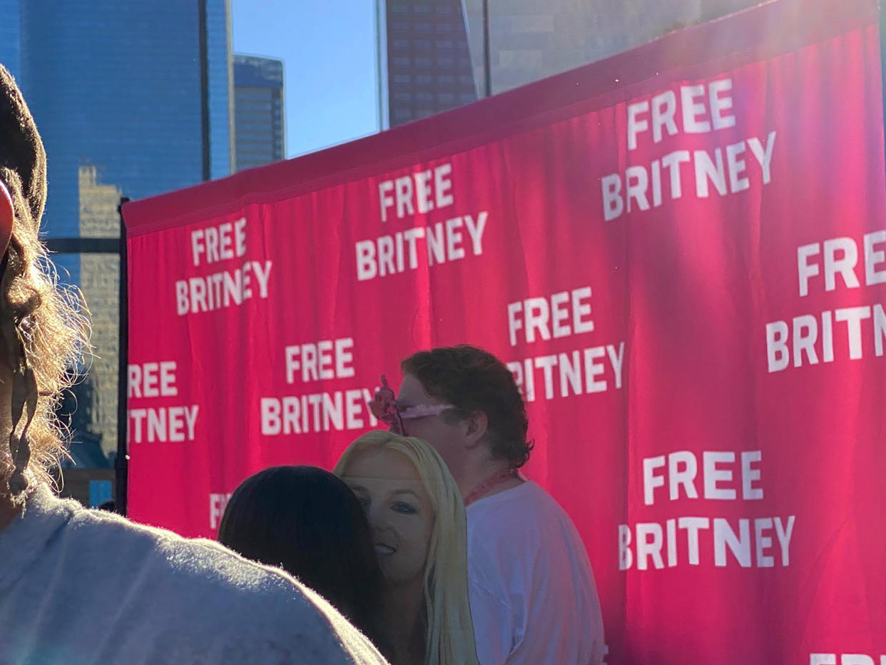 Admiradores de la estrella del pop Britney Spears se reúnen con recortes y carteles, fuera de la Corte Superior de Los Ángeles el 15 de noviembre de 2021. (Chloe Pang/The New York Times)