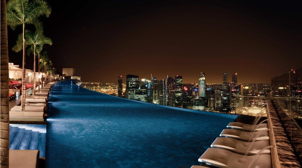 Marina Bay Sands sets the standard for city infinity pools (Marina Bay Sands/HotelsCombined)