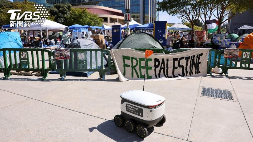 加州大學爾灣分校校園，也聚集大批示威群眾，聲援巴勒斯坦。（圖／達志影像路透社）