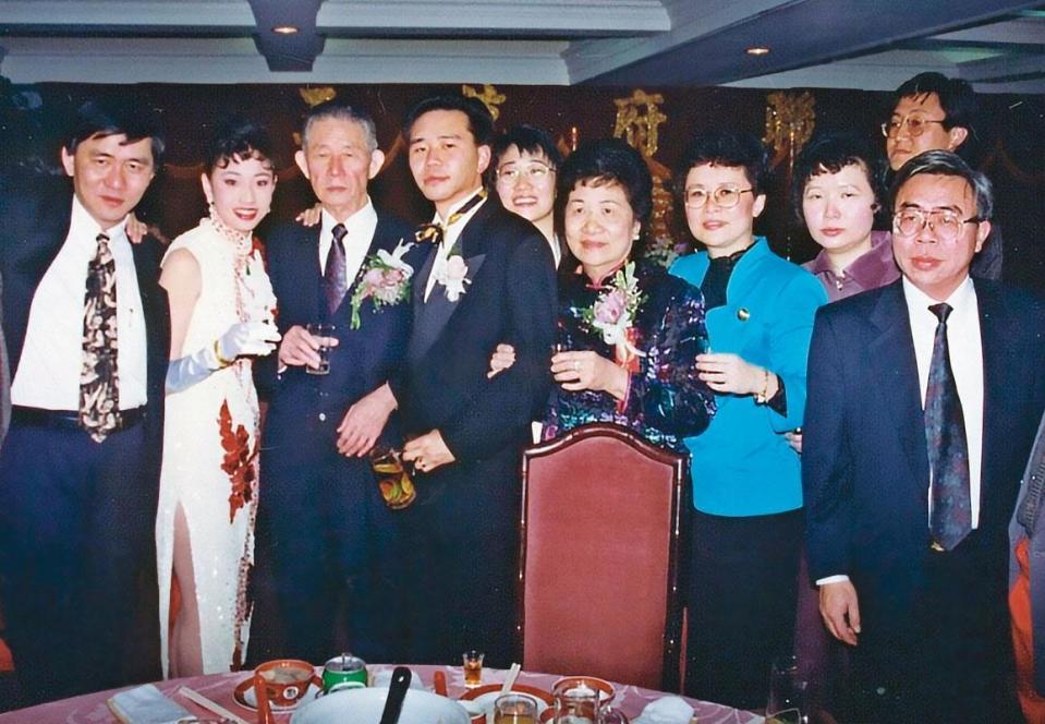 王文祥一直呼籲家族要團結，圖為他與妻子王范文華結婚合照。（王文祥提供）