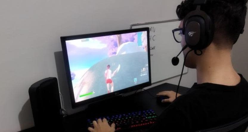 Matheus jugando Fortnite en su PC