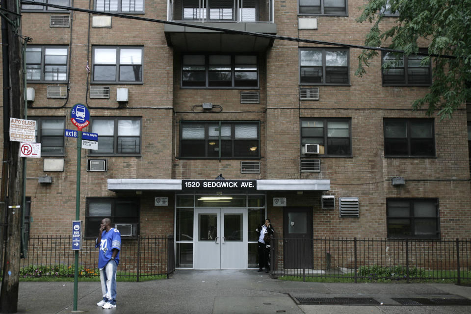 ARCHIVO - La fachada del edificio en el número 1520 de Sedgwick Ave., donde se dice que surgió el hip hop, en el Bronx en Nueva York, el 23 de julio de 2007. El hip hop nació en el Bronx, de entre las cenizas de un distrito en llamas con pobreza, decadencia urbana y violencia de pandillas. 50 años después, hay orgullo, pero persisten los problemas. (Foto AP/Seth Wenig, archivo)