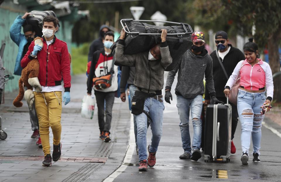 Migrantes venezolanos parten a pie hacia la frontera venezolana, con el objetivo de abandonar Colombia después de un cierre ordenado por el gobierno en un esfuerzo por evitar la propagación del nuevo coronavirus en Bogotá, Colombia, el lunes 6 de abril de 2020. (AP Foto/Fernando Vergara)