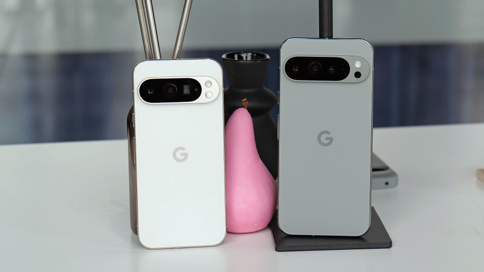 2024 m. „Google“ aukščiausios klasės telefonas bus padalintas į du modelius: 6,3 colio „Pixel 9 Pro“ (kairėje) ir 6,8 colio „Pixel 9 Pro XL“ (dešinėje). 