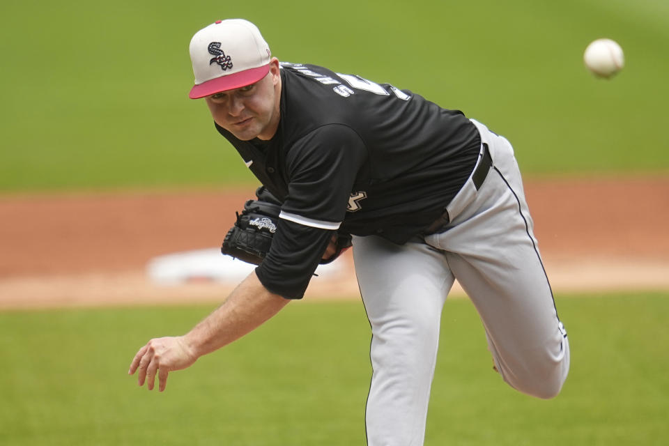 Chicago White Sox's Jared Shuster pitches in the first inning of a baseball game against the Cleveland Guardians, Thursday, July 4, 2024, in Cleveland. (AP Photo/Sue Ogrocki)