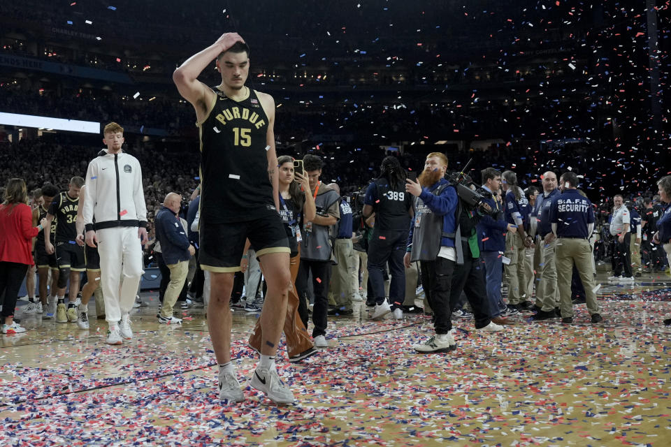 Purdue center Zach Edey (15) leaves the courier their loss against UConn in the NCAA college Final Four championship basketball game, Monday, April 8, 2024, in Glendale, Ariz. (AP Photo/David J. Phillip)