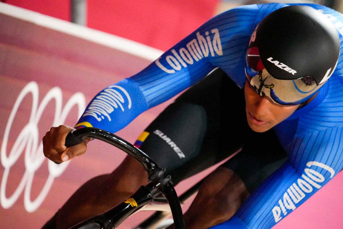 Impuso su velocidad y subió a lo alto del podio. Colombia celebra con su nuevo campeón mundial de ciclismo