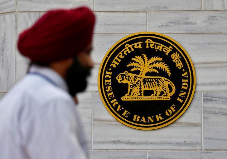 People walk past the Reserve Bank of India (RBI) head office in Mumbai, November 9, 2016. REUTERS/Danish Siddiqui