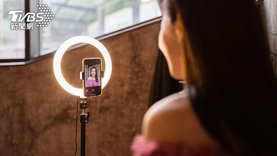 女子表示丈夫抖內了人民幣7萬多元給女主播。（示意圖，非當事人／shutterstock達志影像）