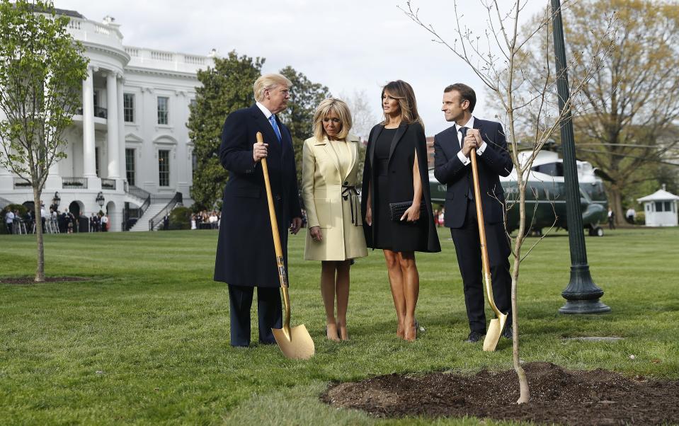 <p>MCX01. WASHINGTON (EE.UU.), 23/04/2018.- El presidente estadounidense, Donald J. Trump, y la primera dama Melania Trump (2d) junto al presidente francés, Emmanuel Macron (d), y su esposa Brigitte Macron (2i), plantan un arbol hoy, lunes 23 de abril de 2018, en la Casa Blanca, en Washington (EE.UU.). El presidente Macron estará en DC por tres días para una visita de estado en la Casa Blanca y un discurso en una sesión conjunta del Congreso el 25 de abril. EFE/SHAWN THEW </p>