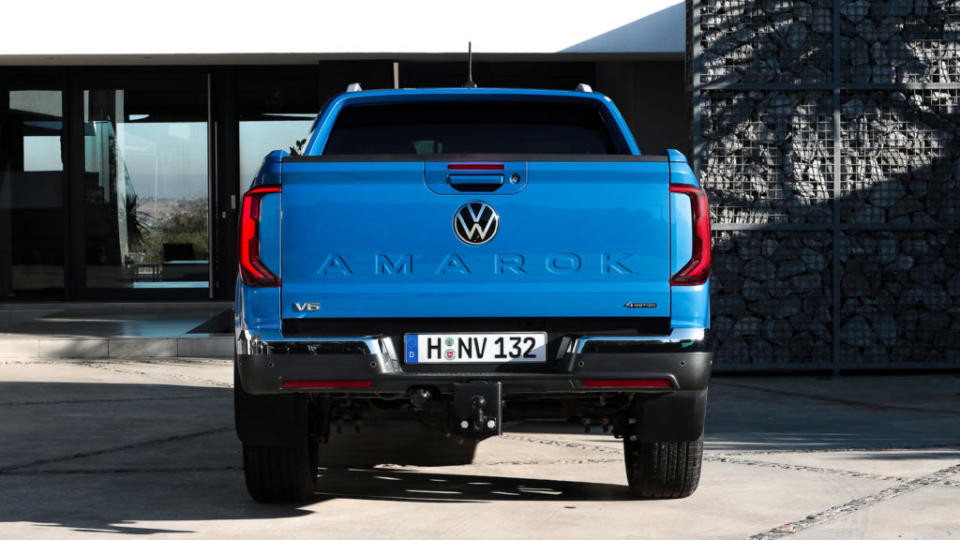 車尾除了大尺寸廠徽，還有「AMAROK」字樣。(圖片來源/ 福斯商旅)