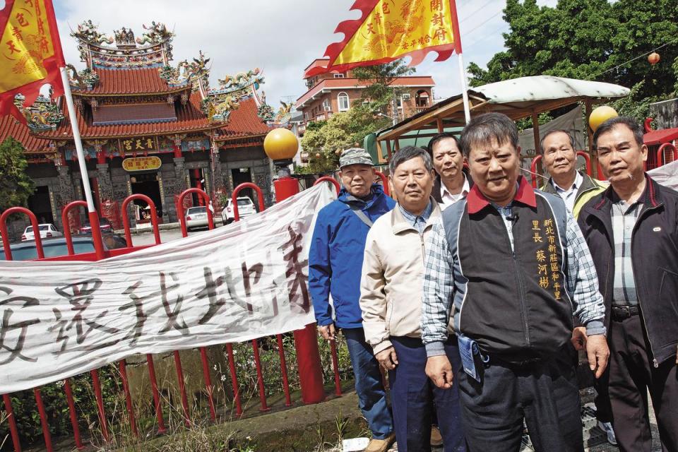 40年前集資購買的土地，遭廟祝父子偷賣，蔡河彬（前）和當年一起打拚的同鄉兄弟們，耗盡家產打官司，仍討不回公道。