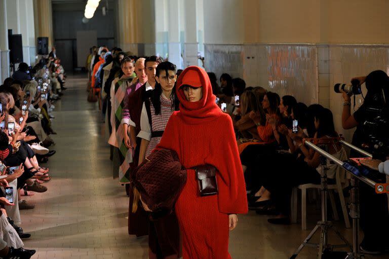 El cierre del desfile, con celulares en mano, para capturar las distintas tendencias de la próxima temporada otoño/invierno