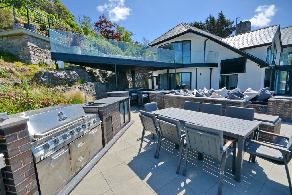 homes This mansion is one of the least expensive properties on this list. Photo: Rightmove