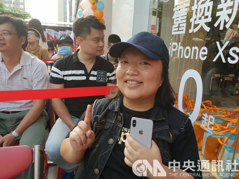 iPhone XS21日開賣，搶得台灣大門市第一位的民眾是資深果粉陳小姐。（中央社）