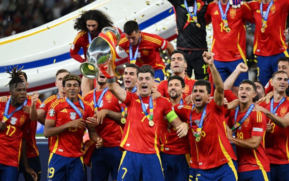 Spain lifts the trophy (Getty Images)