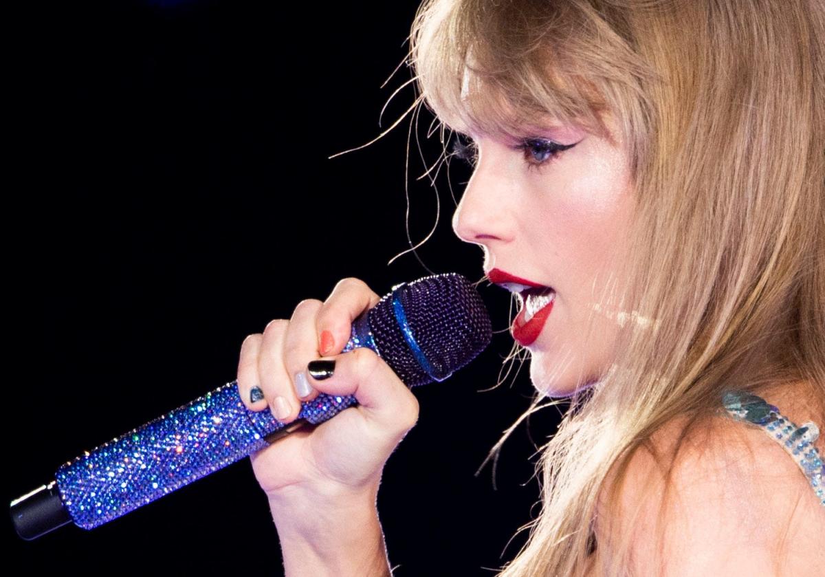 Watch Taylor Swift reveal '1989 (Taylor's Version)' during Eras Tour stop