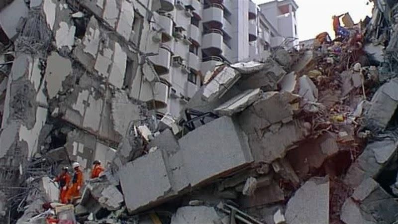 921大地震芮氏規模為7.3，各地災情頻傳，最終全台2,415人罹難。（圖／資料畫面）