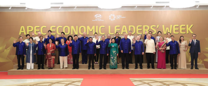 <p>Leaders and their spouses pose for a family photo ahead of the Asia-Pacific Economic Cooperation (APEC) Summit leaders gala dinner in the central Vietnamese city of Danang on Nov. 10, 2017. (Photo: STR/Vietnam News Agency/AFP/Getty Images) </p>