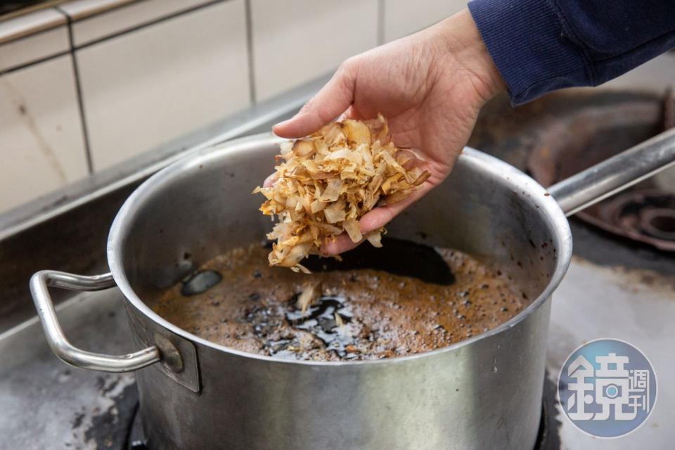 以雞骨、柴魚下去熬的獨門醬汁，有著蔬果兜底的天然甘味，麥芽糖的黏甜可讓食材易於著醬，米的發酵香甜，則可壓制肉腥味。