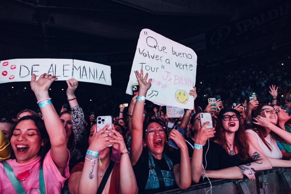 Fans go wild at the front row of J Balvin’s Barcelona concert in May 2024 (Gaby Deimeke)