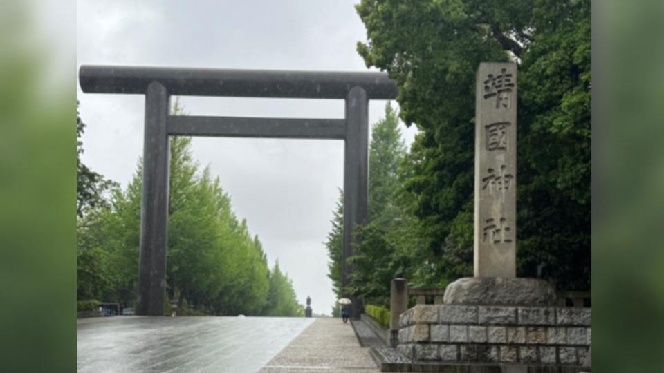 日本靖國神社入口附近設有石柱。（圖／翻攝自Ｘ＠hiroshi_tomita）