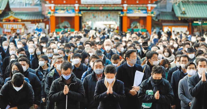 東京戴口罩的民眾在新年的第一個工作天參拜神田明神。（圖／路透）