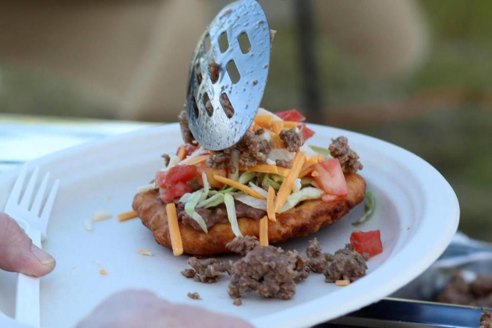 La Familia Moreno, nativa americana tachi, durante Cocina cultural: ‘el sabor del hogar: cada platillo cuenta una historia’ a finales del mes de abril en Madera.