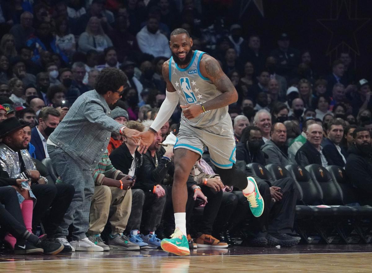 LeBron James, NBA's all-time leading scorer, continues to make St.  Vincent-St. Mary, Akron proud - Sports Illustrated High School News,  Analysis and More