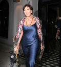 <p>Kris Jenner está a menos de tres meses de festejar su cumpleaños número 62, y fue sorprendida por los paparazzi cuando salía de un restaurante en Los Ángeles, y no solo dejó a todos impresionados con su belleza y carisma, sino que muy pocos creerían que es la madre de Kim y pensarían que es una de sus hermanas/Getty Images </p>