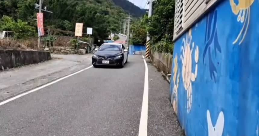 花蓮鳳林警分局轄內有許多原住民部落，警方會開著巡邏車至部落，以原住民母語方式，播放反賄選宣導廣播，加深民眾反賄選的意識。（圖／鳳林警分局提供）