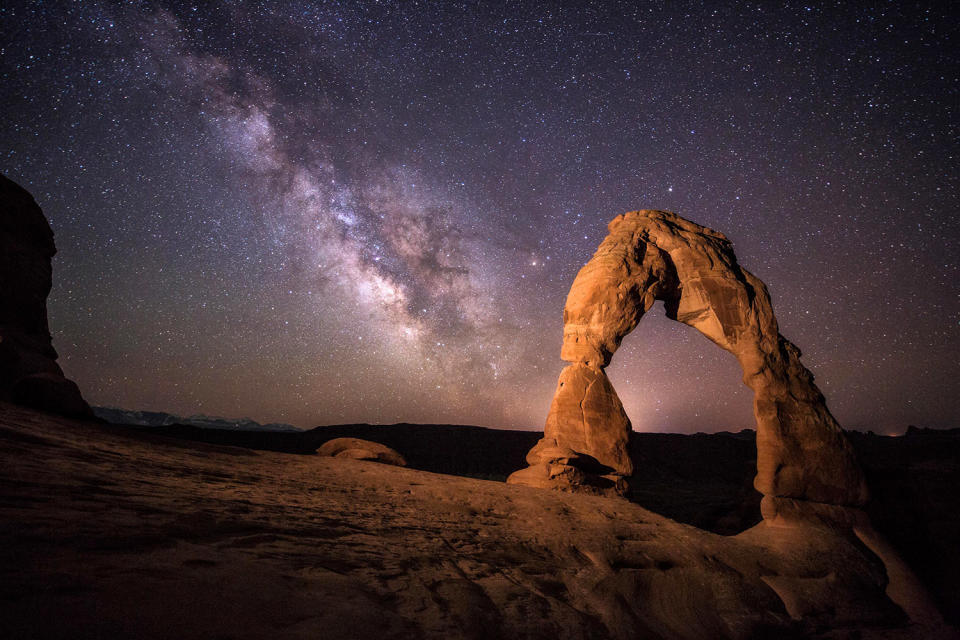 Amazing images of starlight under desert archways