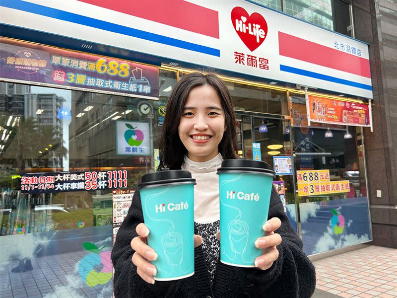 萊爾富看好甜蜜商機，即日起至12月12日門市推出Hi Café大杯冰熱蜂蜜風味拿鐵、大杯熱醇脆黑糖拿鐵任選2杯88元。（圖／超商業者提供）